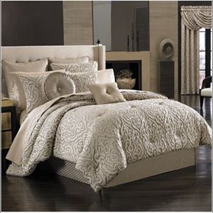 J Queen NY Astoria King Comforter Set!